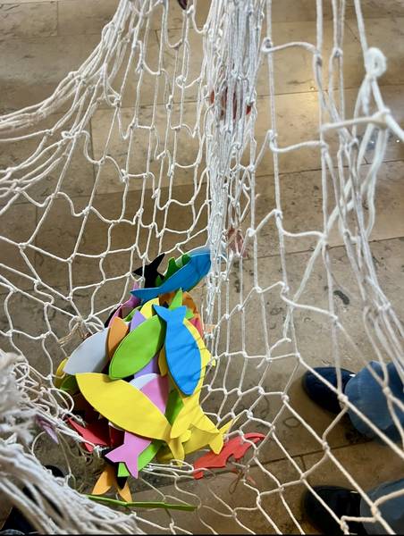 Quelle: Röm.-Kath. Kirchengemeinde Südliche Ortenau Bunte Fische aus Moosgummi liegen in einem Netz.